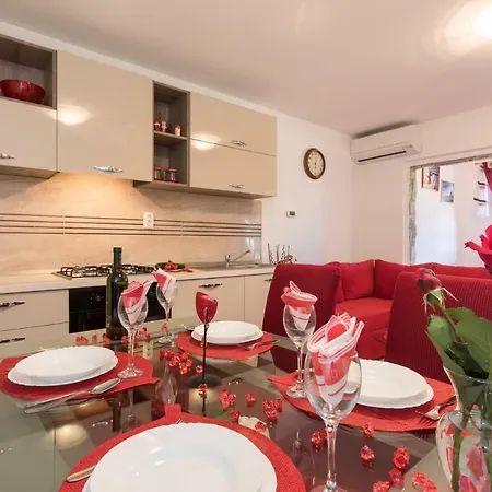 Doris, Nenadici Apartment