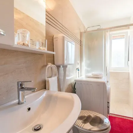 Doris, Nenadici Apartment