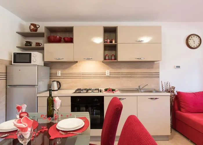 Διαμέρισμα Doris, Nenadici *