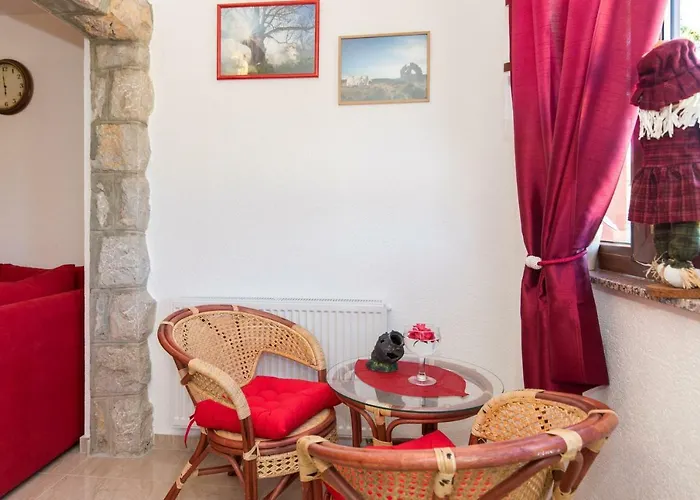 Διαμέρισμα Doris, Nenadici *